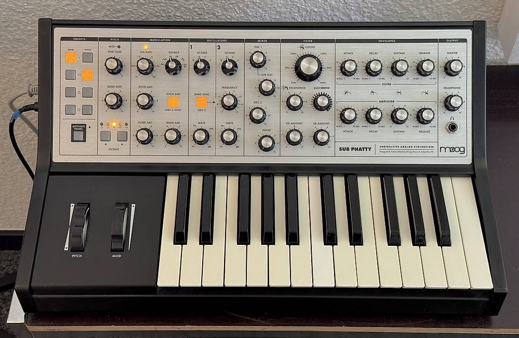 Musikinstrumente: Moog Sub Phatty Bass Synthesizer – Gebraucht aus Münchenstein von NSP97 1