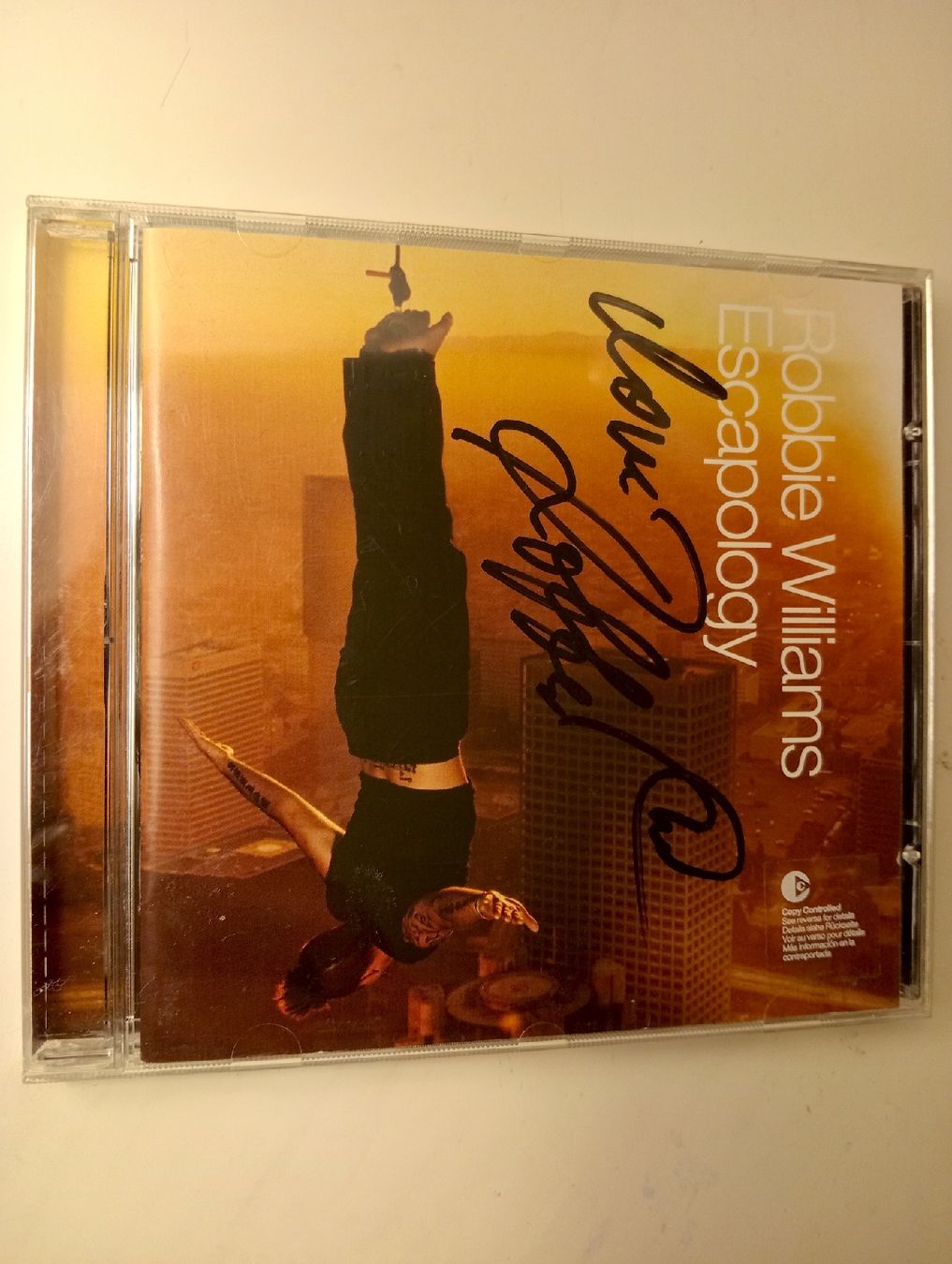 Autografi: Robbie Williams Escapology CD mit Autogramm (?) – Usato da Allschwil venduto da Evgeniia78 1