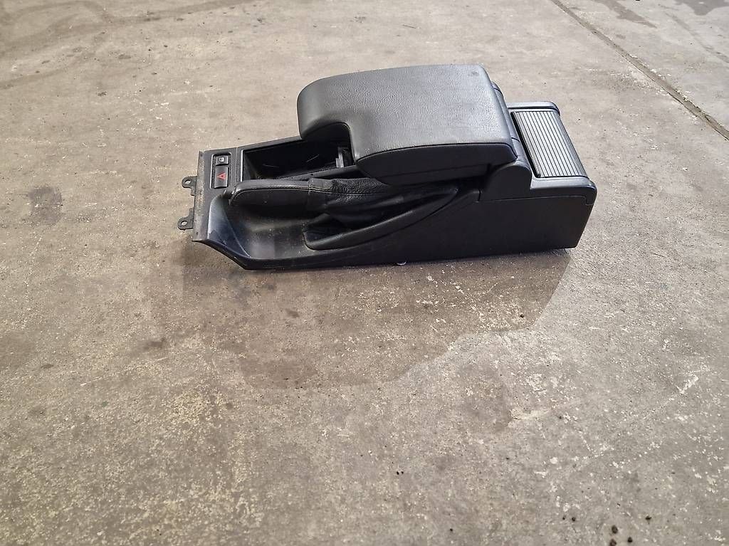 Tutti pezzi di ricambio auto: Bmw e46 Armlehne  – Usato da Niedergösgen venduto da Zecinha 3