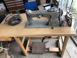 Machine à coudre industrielle Pfaff 138-6 sur table bois