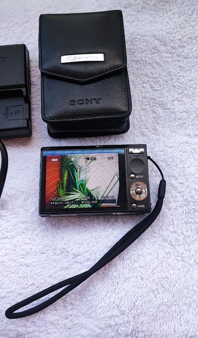 Sony Fotocamera: Sony Cyber-Shot DSC-T100 8.1MP Black Digital Camera – Usato da Zollikofen venduto da zar_j67f 9