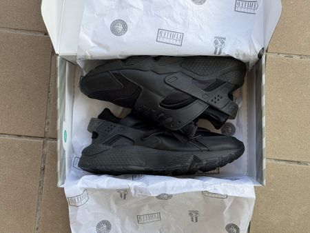 Nike huaraches black 