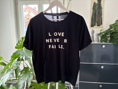T-Shirt "Love Never Fails", M/L
