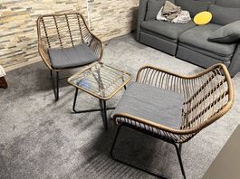 2 chaises rotin et une table basse