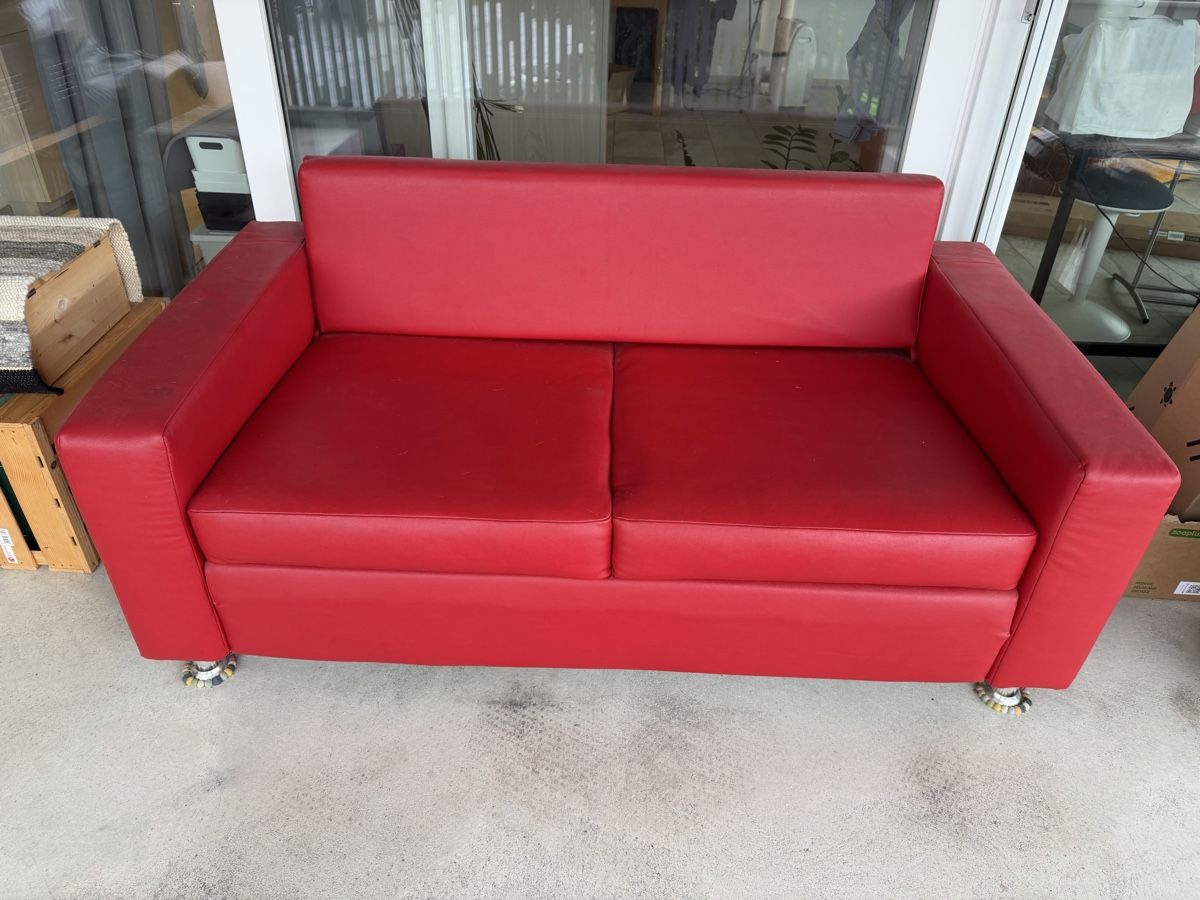 Sofas: Bettsofa Rot Kunstleder – Gebraucht aus Wangen b. Olten von lla_9djn