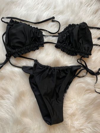 Schwarzer Bikini mit Rüschen, Grösse S