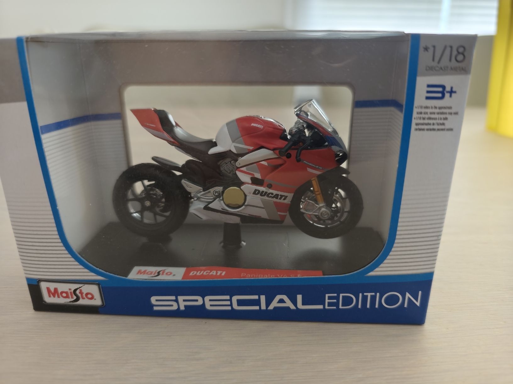Maisto Kit di modellismo & Modellini statici: Ducati Panigale V4 S Corse Model  – Nuovo e nell'imballaggio originale da Zuckenriet venduto da bm2_88l9