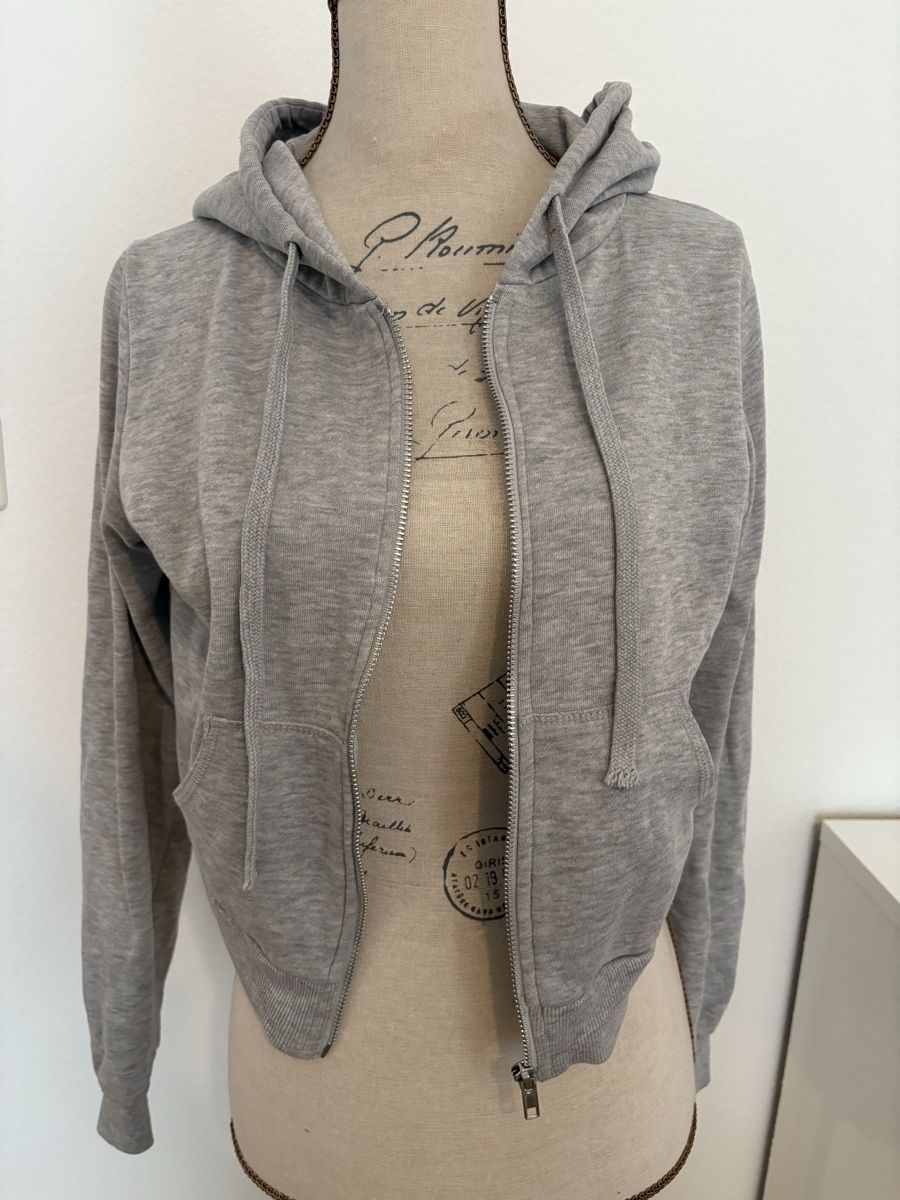Vestes: Grey Zip Hoodie – D'occasion à Arlesheim par Charlotte.grm 2