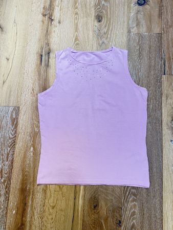 Great pink t-shirt with crystals. XS