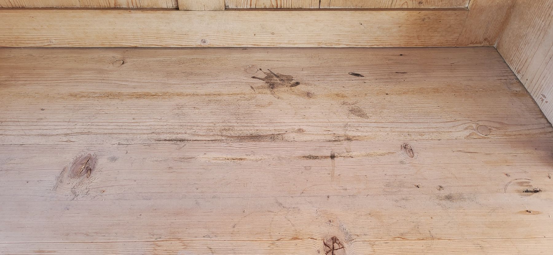 Credenze: Buffetschrank aus Tannenholz hell antik – Usato da Hausen AG venduto da Patlinet 1