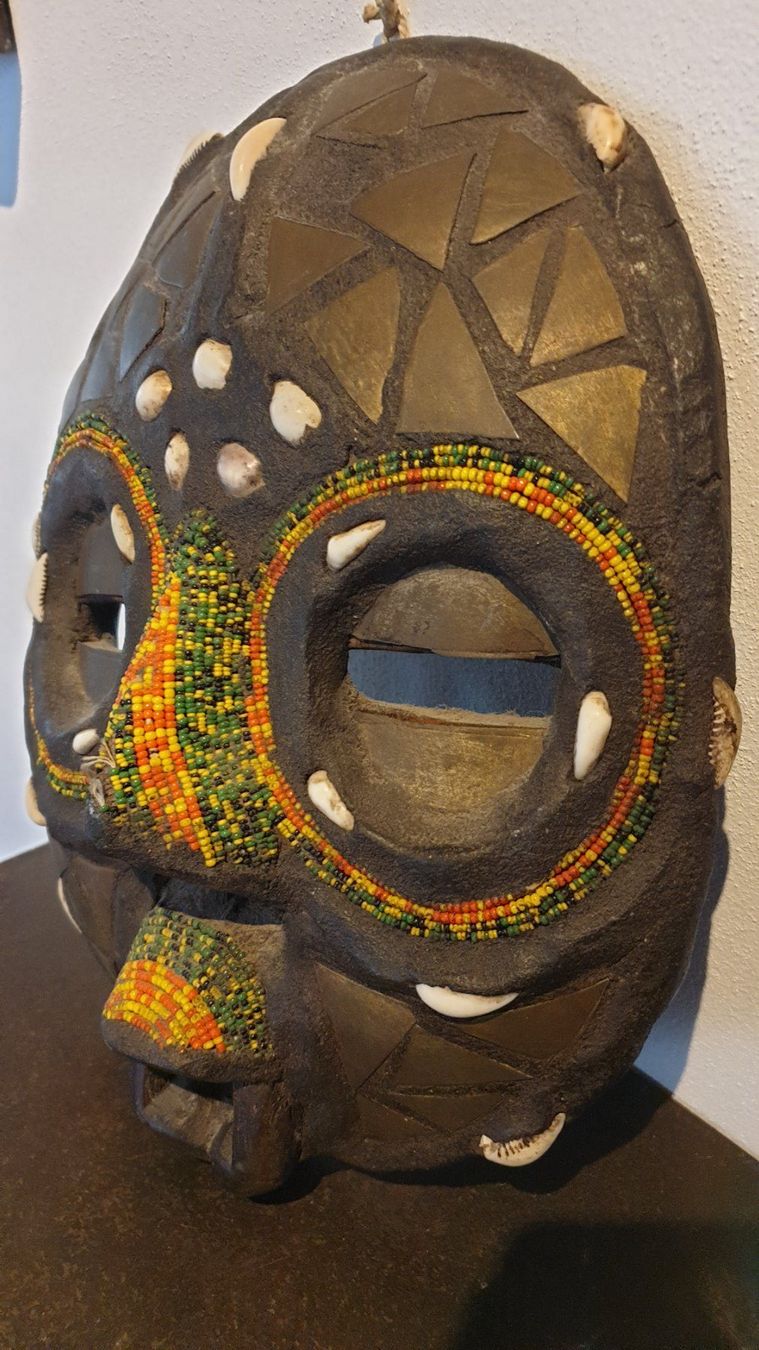 Arte internazionale: Afrikanische, alte Maske. – Usato da Goldach venduto da armando_r