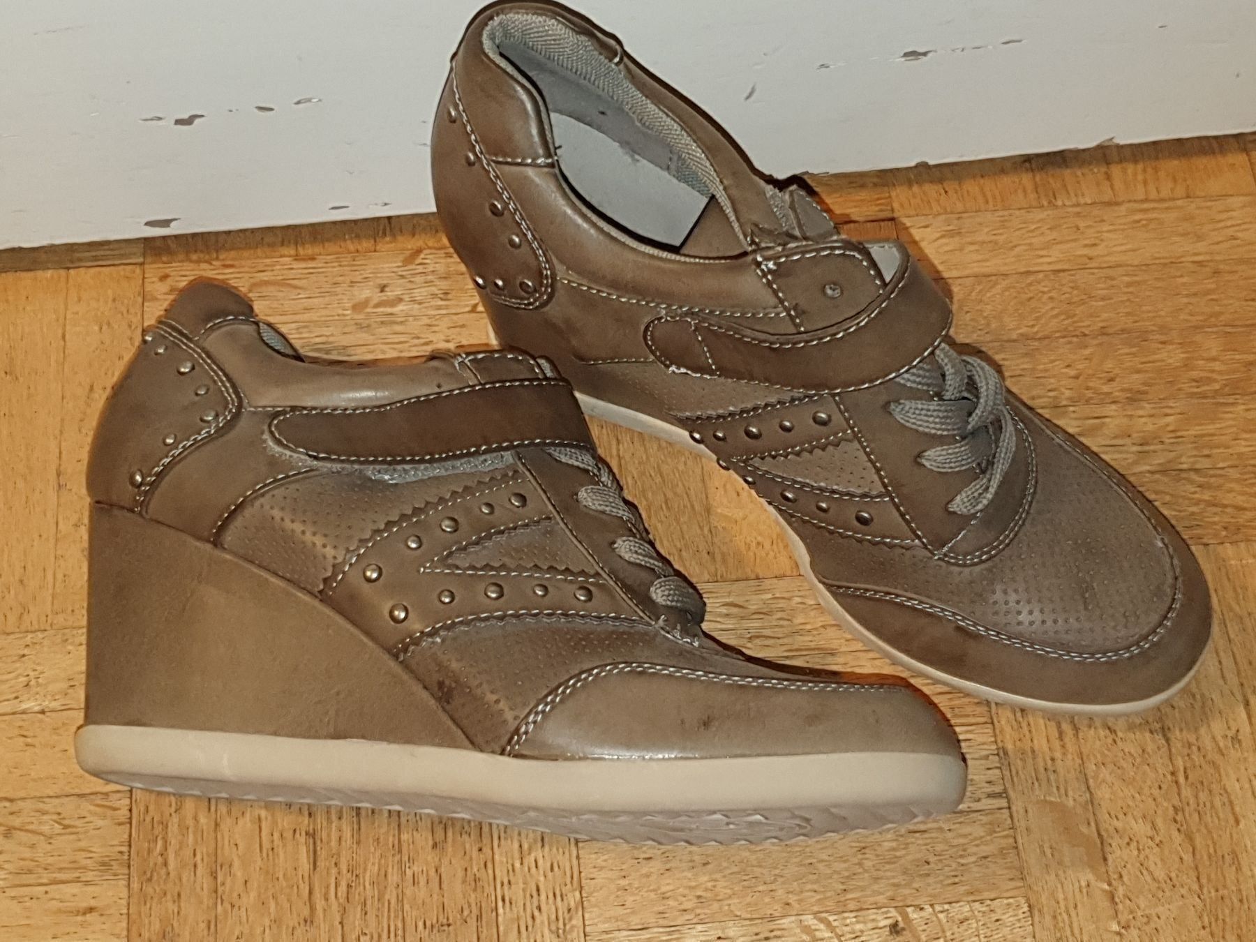 Scarpe da donna: Neue Keilabsatzschuhe – Nuovo e nell'imballaggio originale da Muttenz venduto da pixopus