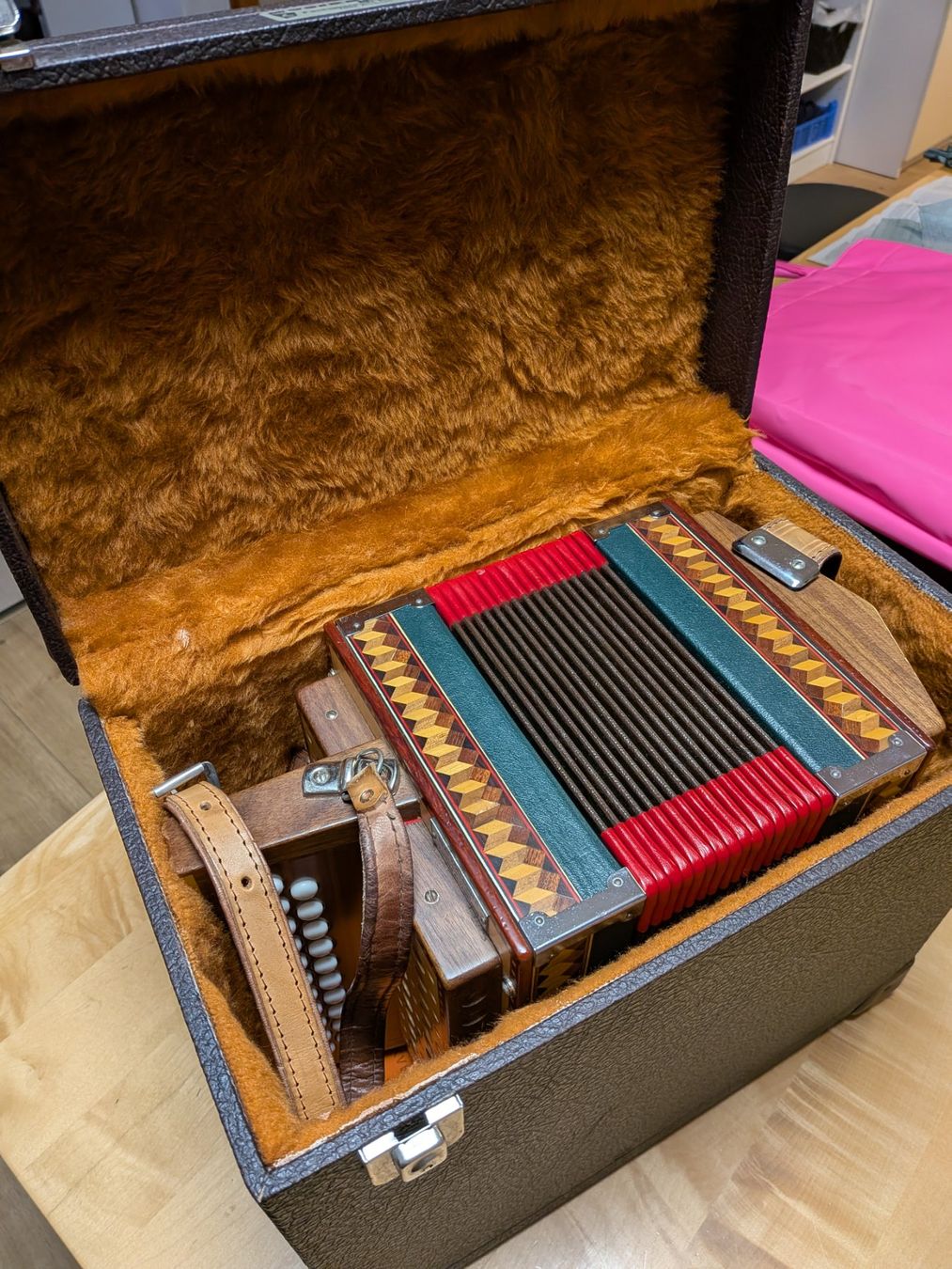Strumenti musicali: Schwyzerörgeli von Beat Kollegger, mit Koffer neuwertig – Nuovo (secondo la descrizione) da Wolfhausen venduto da elenora700 1