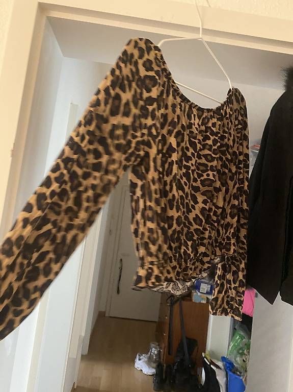 H&M Top: Leopard Top Shoulder off top Animal Print – Usato da Bern venduto da n-dine 4