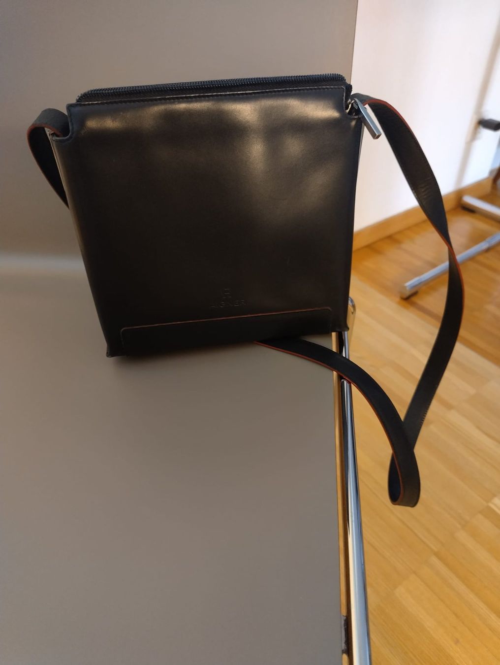 Aigner Borse da donna: Aigner Umhänge Tasche echt Leder. – Usato da Küsnacht ZH venduto da Hans.45 1