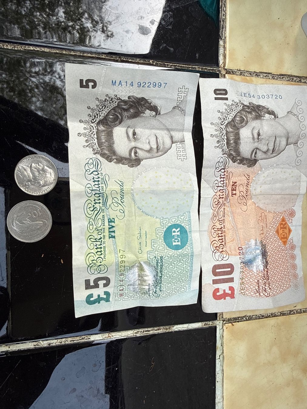 Billets de banque: Money ENGLAND – D'occasion à St imier par sav_bjf9