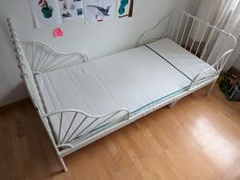 Zwei Verstellbares Betten mit Matratzen von IKEA