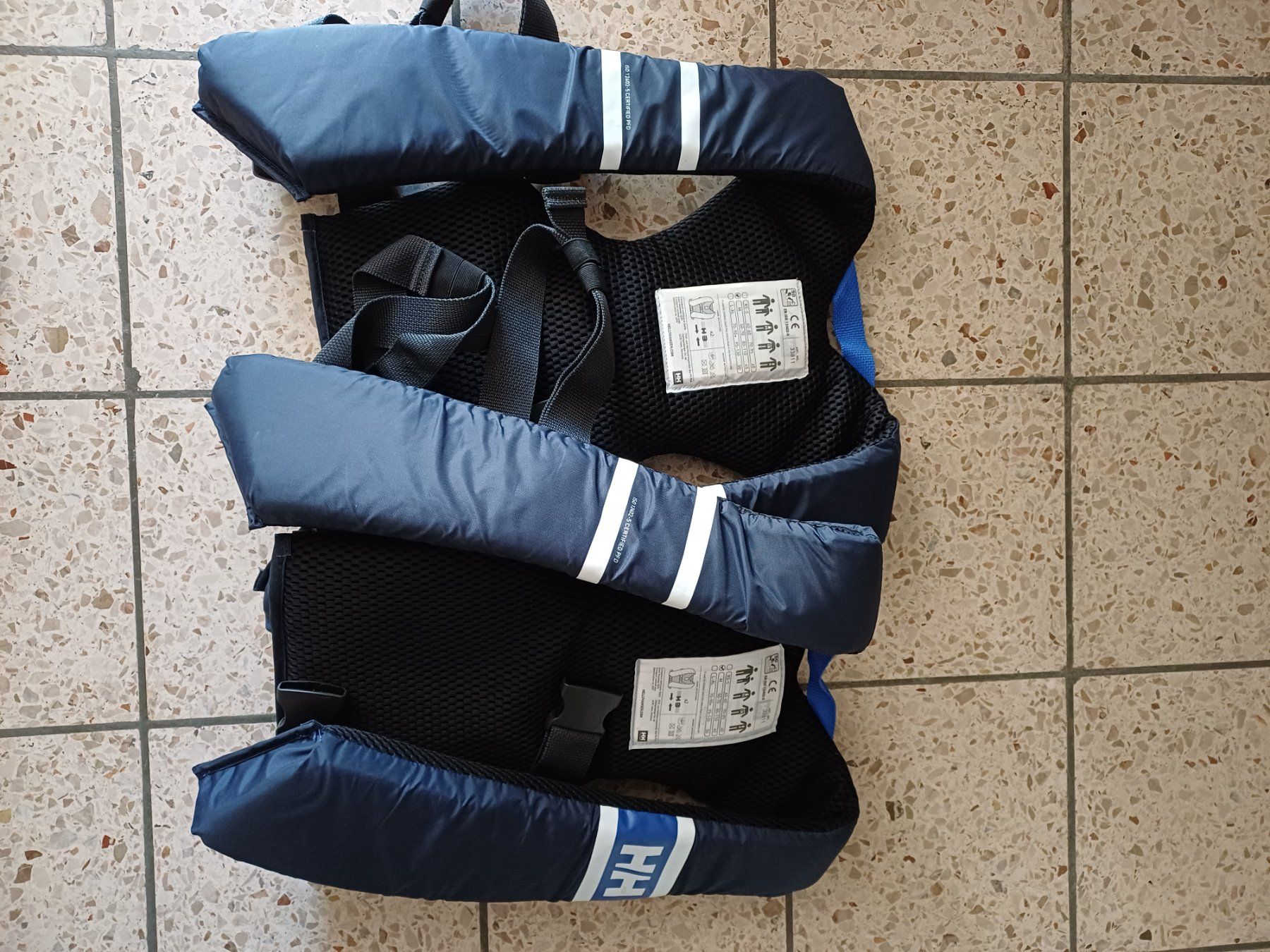 Helly Hansen Giubbotti di salvataggio: Helly Hansen Comfort Compact Schwimmweste Grösse M – Usato da Adliswil venduto da francy_tx 1