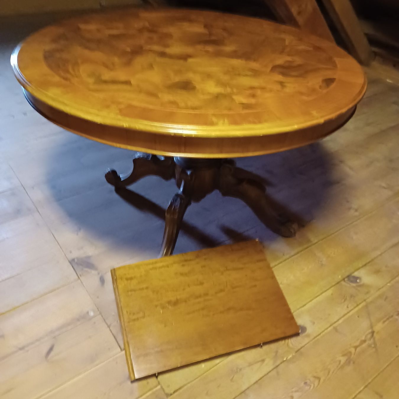Tavoli: Louis Philipp Nussbaum Tisch rund – Usato da Kilchberg BL venduto da qwyssa 2