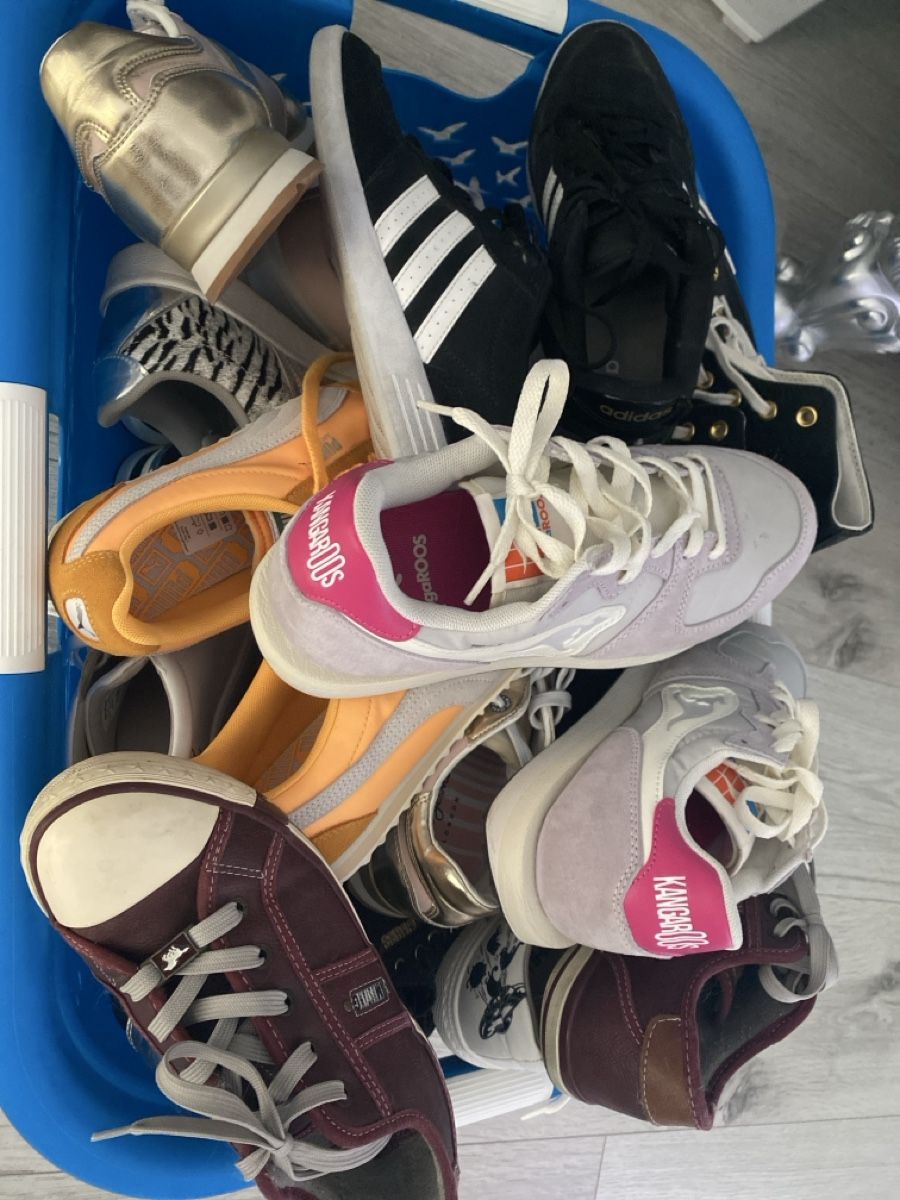 Lots de vêtements: Kiste voller diverser Schuhe – D'occasion à Wolfwil par ISAsShop