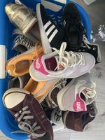 Kiste voller diverser Schuhe
