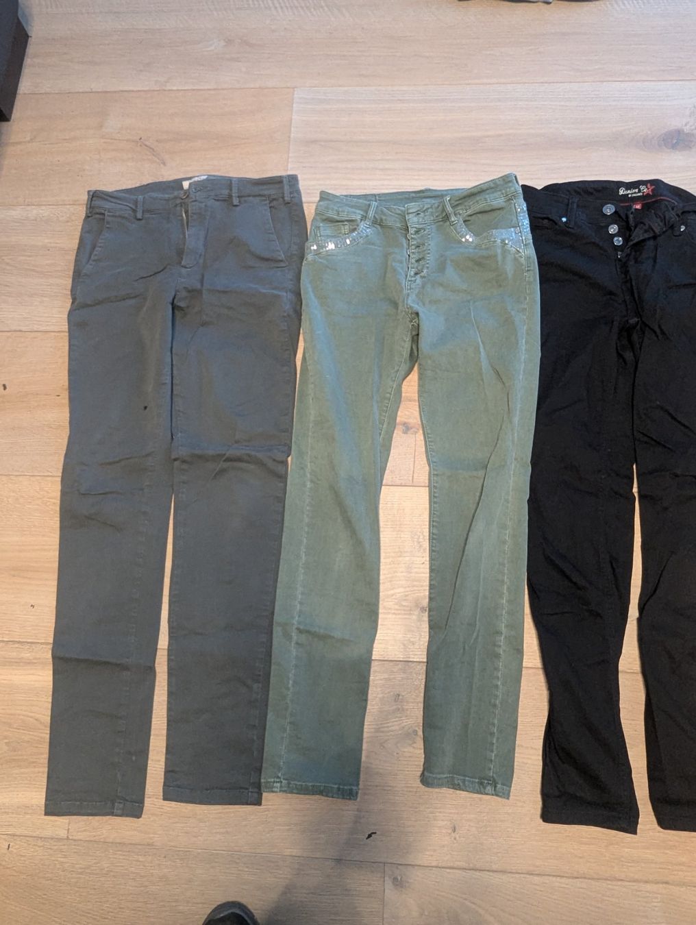 Pantaloni: 3 paar Damenhosen S/m – Usato da Root venduto da Pfroeschli 5