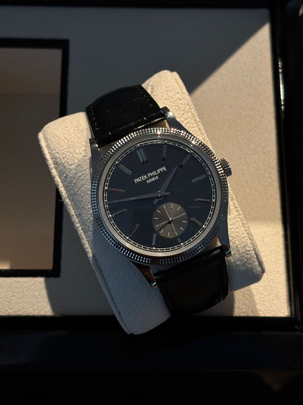 Patek Philippe Orologi: Patek Philippe Calatrava 6119G-001 Full Set – Nuovo e nell'imballaggio originale da Bissone venduto da luxuryitems 1