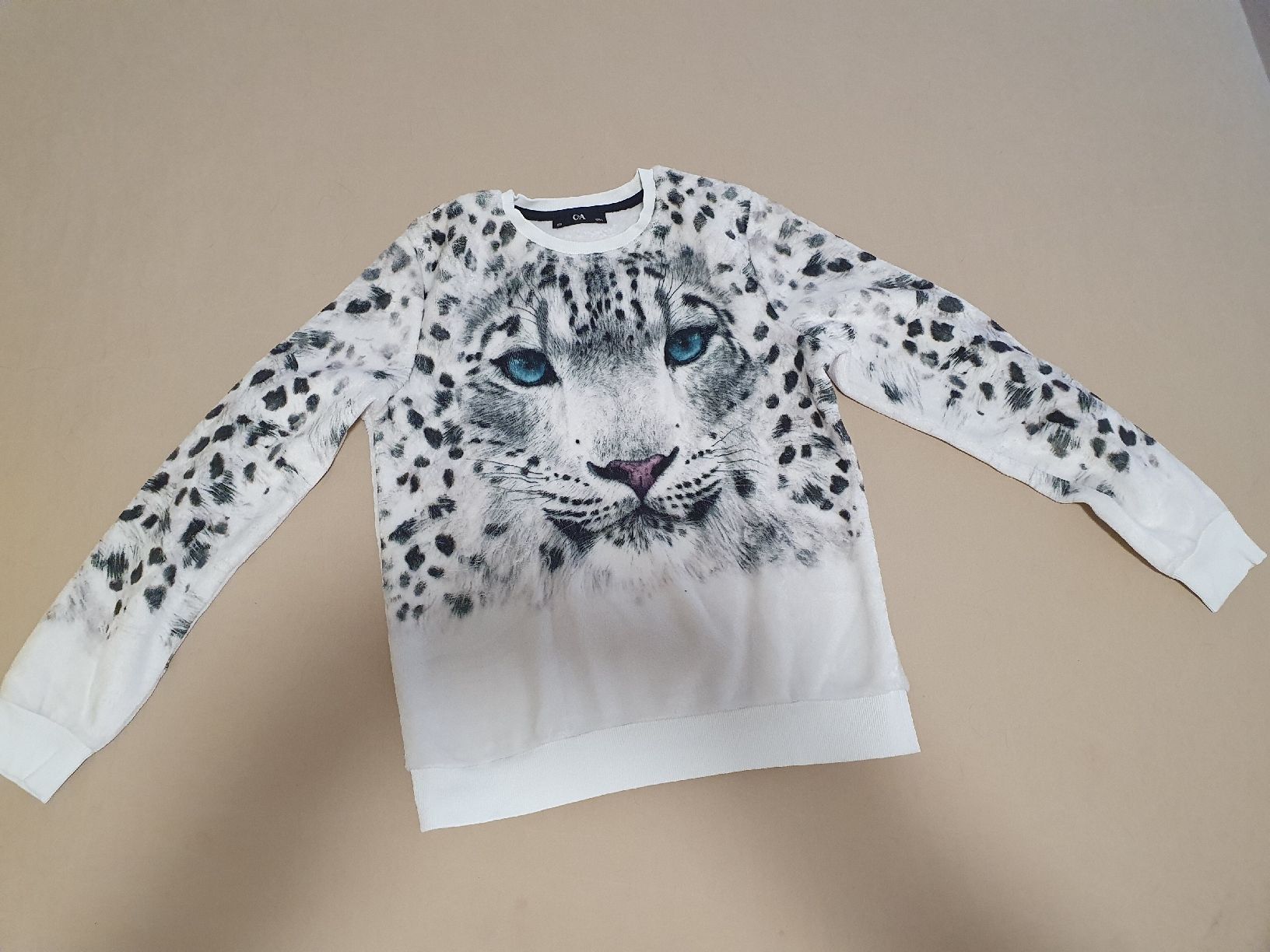 C&A Pulls et sweat-shirts: Pullover C&A mit Schneeleoparden Motiv Grösse 158 – Neuf (Voir description) à St.Gallen par Avena135