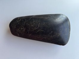Antike Steinaxt-Klinge