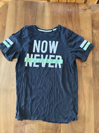 Schwarzes T-Shirt Gr. 158-164 "NOW NEVER" für den Sommer