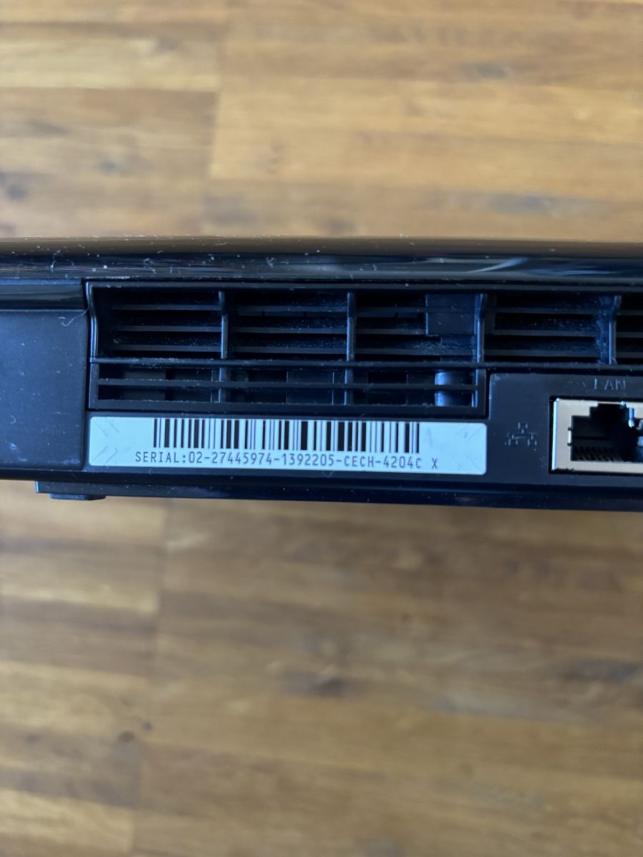 Sony Console: PS3 - 2 Controllers - 4 Games – Usato da Winterthur venduto da Lift 4