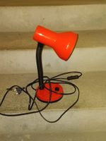 Lampada da tavolo rossa con collo flessibile
