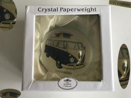 VW Bus Westfalia Camper in Glaskuppel eingebettet