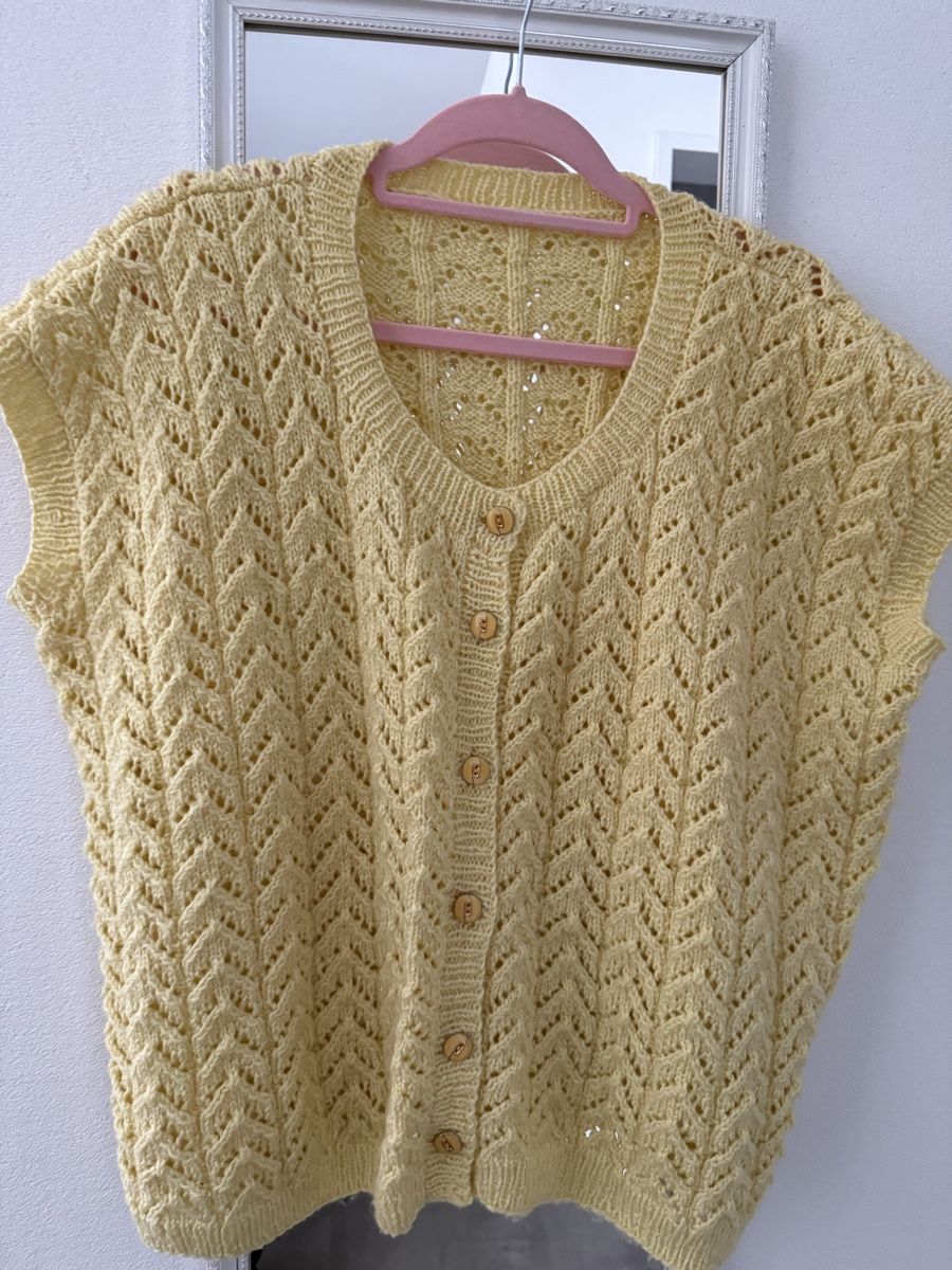 Pulls & Sweat-shirts: Pullunder/ Gilet mit Knöpfen Grösse 52. Brustumfang ca.136  – D'occasion à Pfeffikon LU par pepino17