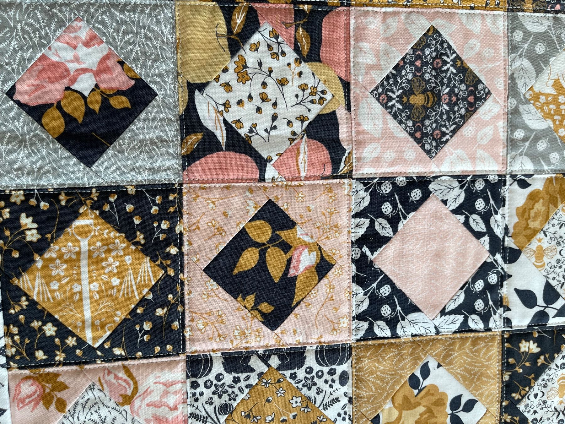 Stoffe: Chemin de table patchwork-Quilt fait main. – Neu (gemäss Beschreibung) aus La Chaux-de-Fonds von NathalieM07 2