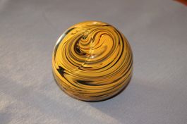 Papiergewicht aus marmoriertem gelbem Glas