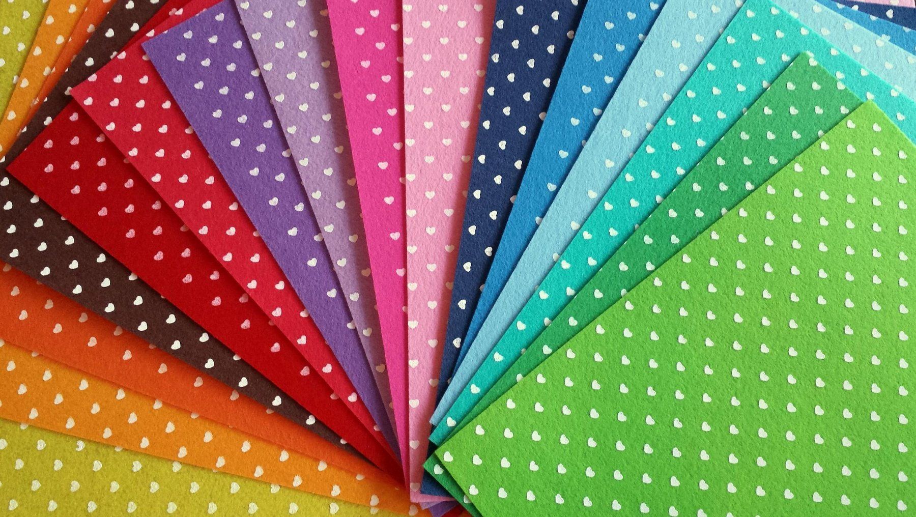 Tessuti: Bastelfilz mit Herzenmuster, 30x30 cm – Nuovo (secondo la descrizione) da Langenthal venduto da flowersNbirds 1