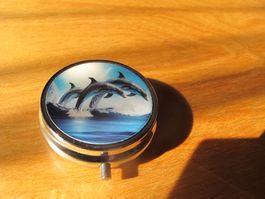 Tolle Pillendose mit Delfin Motiv-praktisch für Reise!
