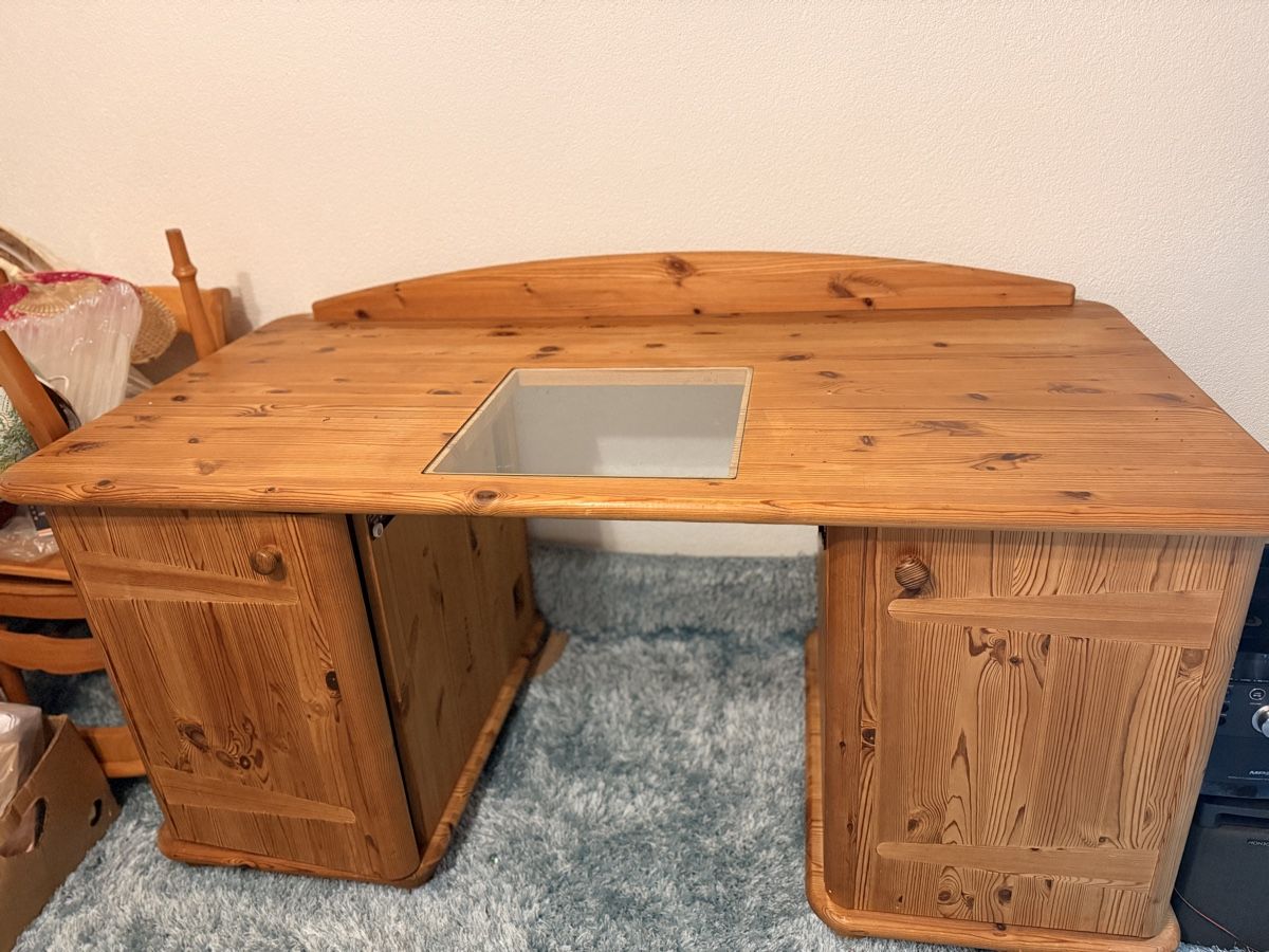Schreibtische: Schreibtisch – Gebraucht aus Amlikon-Bissegg von Flowers_Blossom 1