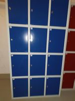 blauer Schliessfachschrank mit 12 Türen