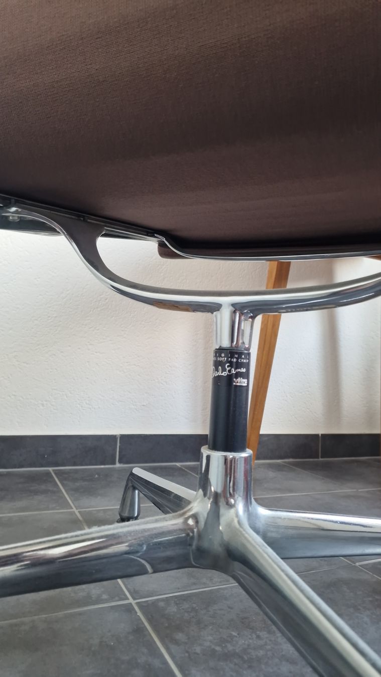 Vitra Stühle: Eames Vitra Bürostuhl – Gebraucht aus Zürich von yoooh 1