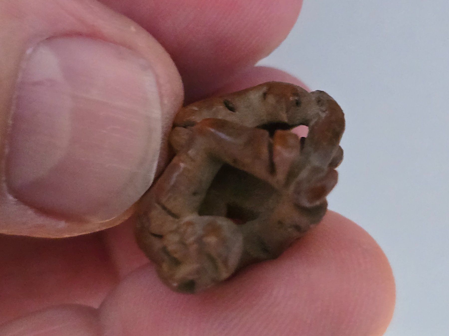 Statuette: Miniatur Affe aus Pfirsichstein, feine Schnitzerei – Usato da Hinwil venduto da Charon272000 2