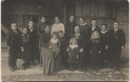 LANDWIRTSCHAFT/BAUERNHAUS 1910 mit grosser Familie BE?