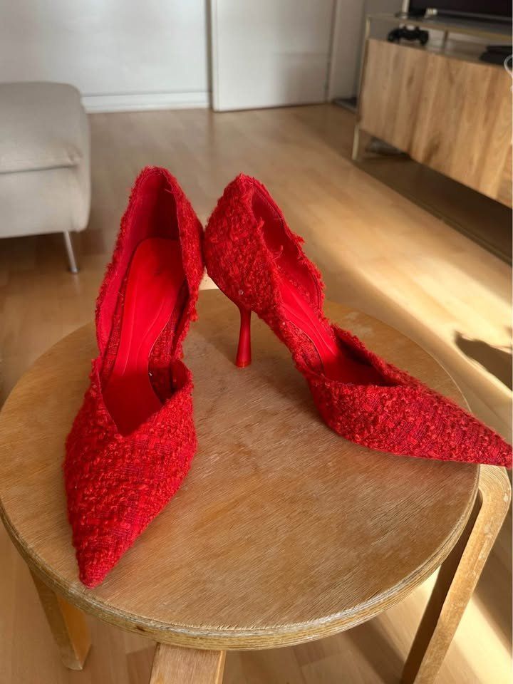 Scarpe da donna: Red Pointed Heels - 36 worn once, Chic Style for Winter! – Usato da Zürich venduto da Jocki02 1
