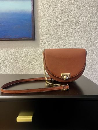 Umhängetasche mit Goldkette