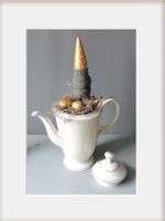 Vintagekaffeekanne mit grossem Betonzwerg