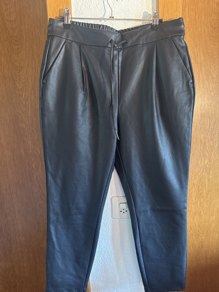 Vero Moda Pantaloni: Lederimitathosen mit elastischem Bund – Nuovo (secondo la descrizione) da Rohrbachgraben venduto da kae_5lhf 1
