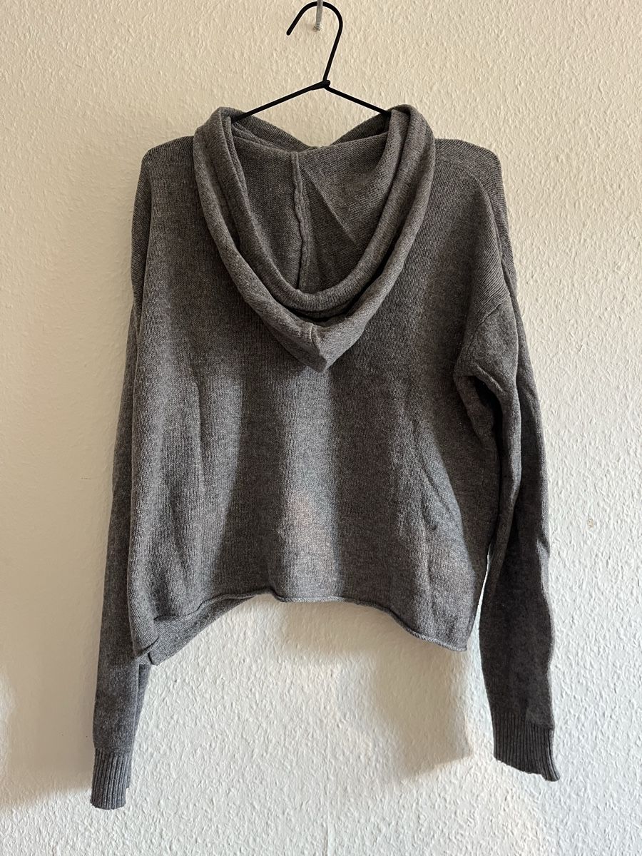 Brandy Melville Tops: Pull à capuche Brandy Melville gris S – D'occasion à La Chaux-de-Fonds par vert_j 1