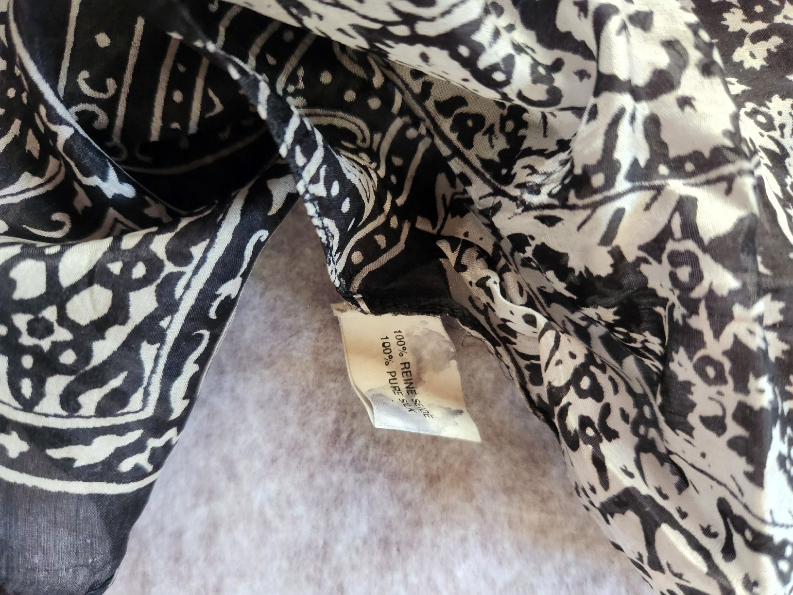 Foulard & Sciarpe: Foulard imprimé 100% soie  – Usato da Niedergösgen venduto da Eva2410 2