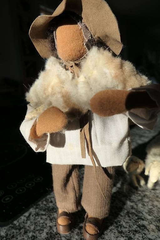 Figuren: Schwarzenburger Krippenfiguren Hirt mit Schafherde – Gebraucht aus Lenggenwil von Reto888 1